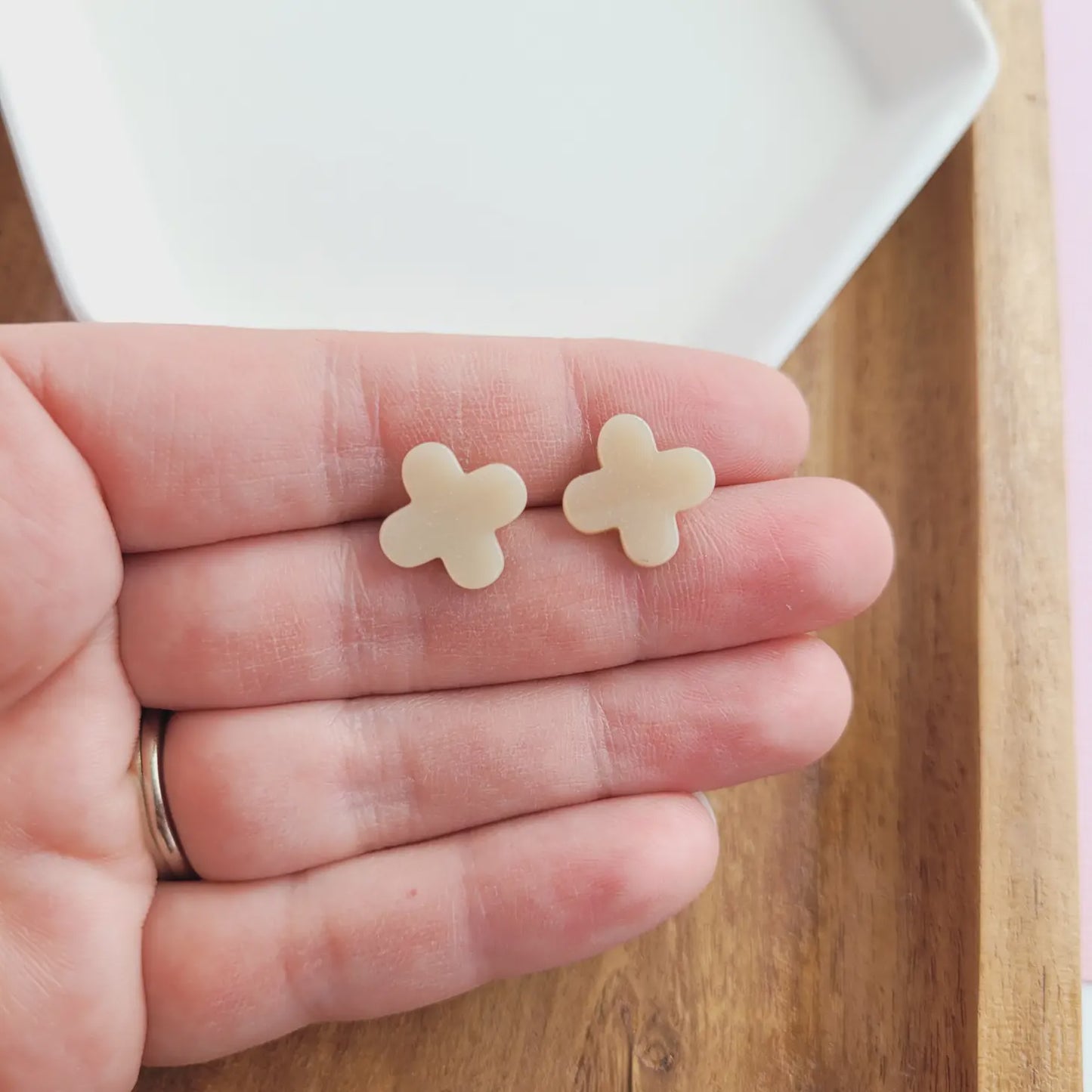 Clover Studs - Linen