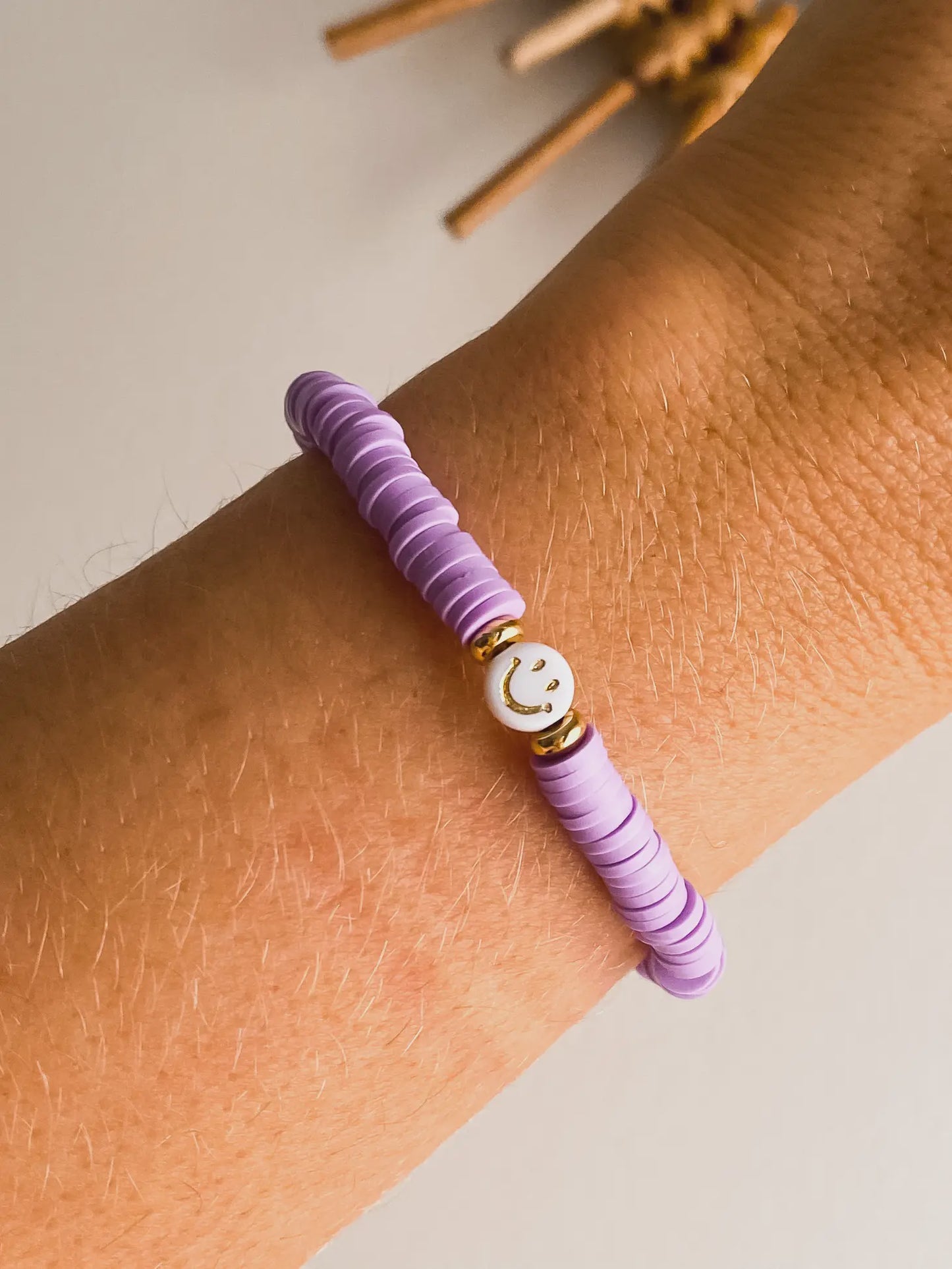 SMILEY FACE HEISHI BRACELET Pu