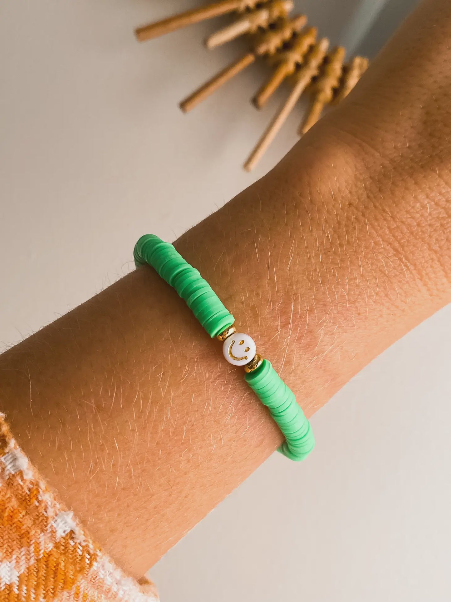 SMILEY FACE HEISHI BRACELET G